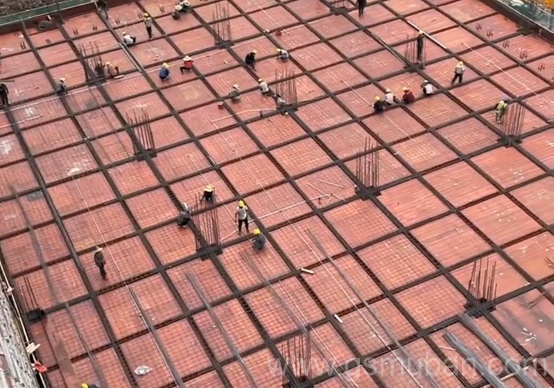 一張建筑紅模板樣品，促成合作案例